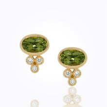 Load image into Gallery viewer, 18K Classic Earrings with diamond granulation